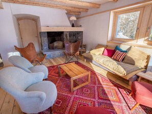 Fireplace - Spacious chalet in Méribel with sunny terrace and fireplace (Méribel)