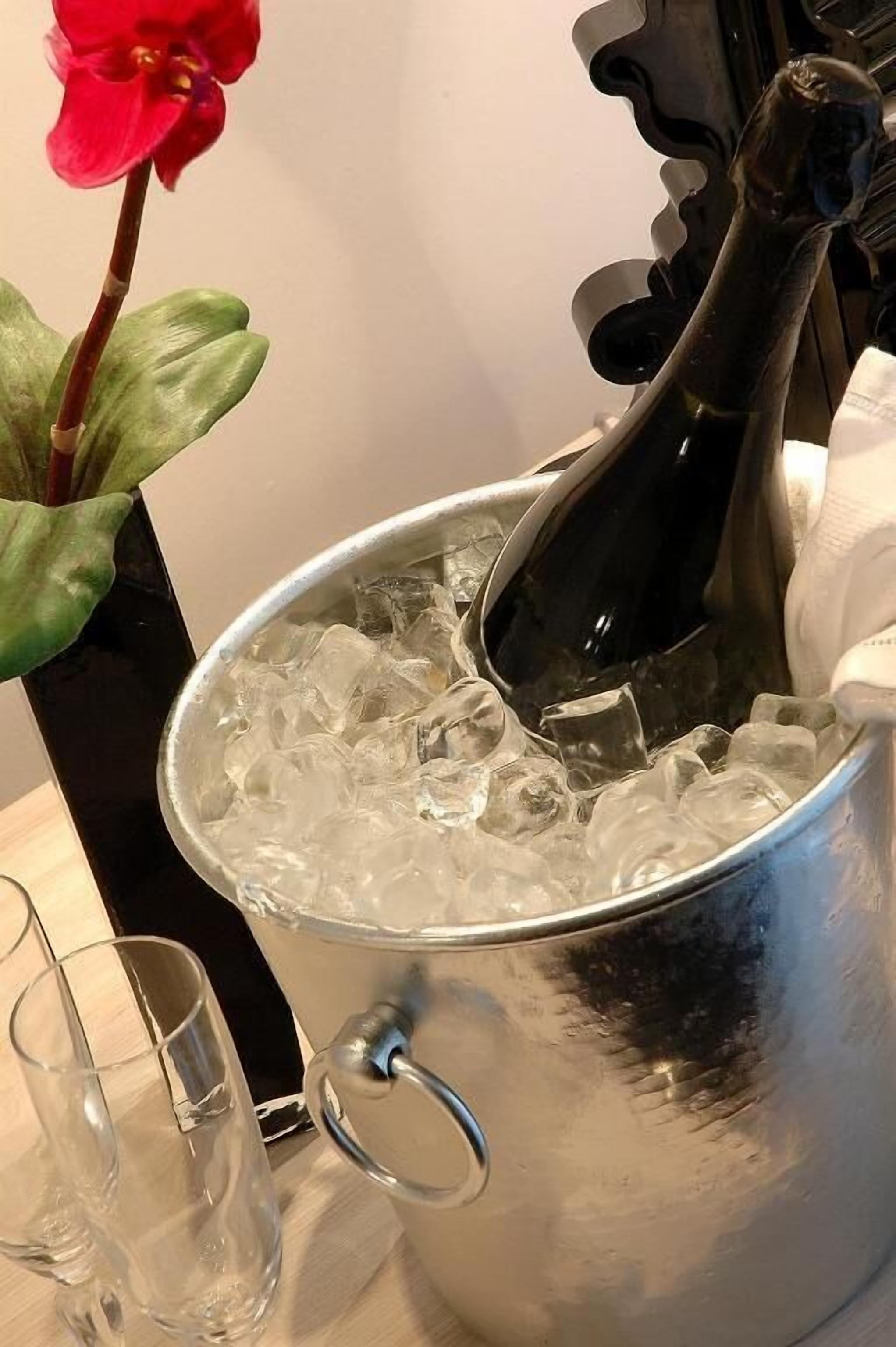 Un seau en métal rempli de glace et une bouteille de champagne.