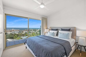 4 bedrooms, desk, iron/ironing board, WiFi - “Blending Style & Luxury” – Ocean views and close to beach (Terrigal)