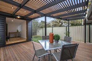 Outdoor dining - Private, spacious & sun-filled, designed with your comfort in mind (Yarraville)