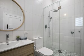 Combined shower/bathtub, hair dryer, towels, soap - Private, spacious & sun-filled, designed with your comfort in mind (Yarraville)