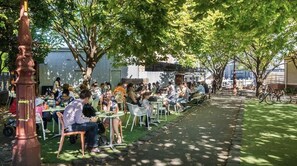 Outdoor dining - Private, spacious & sun-filled, designed with your comfort in mind (Yarraville)