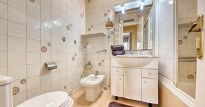 Shower - ♥ CostaCabana - Villa Yara ♥ Large garden and terrace with stone barbecue (Lloret de Mar)