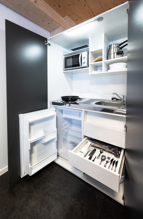 Refrigerador, microondas, tetera eléctrica y utensilios de cocina 