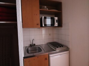 Réfrigérateur, micro-ondes, cafetière/bouilloire, grille-pain