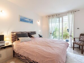 6 slaapkamers, een strijkplank/strijkijzer, wifi