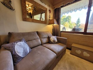 TV - Renovated mezzanine studio with parking, near center (Les Gets)