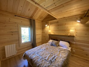 2 bedrooms, travel crib, WiFi