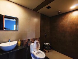 Exclusive Room | Bathroom | Shower, rainfall showerhead, towels