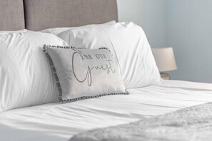 2 quartos, ferros/tábuas de passar roupa, Wi-Fi, roupa de cama