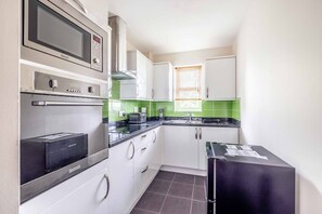 Kühlschrank, Ofen, Toaster, Kochgeschirr/Geschirr/Besteck