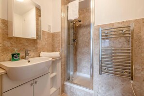 Bathtub, hair dryer, towels - 2 Bed/2 Bath/Parking in Slough - By Tempstay (Berkshire)