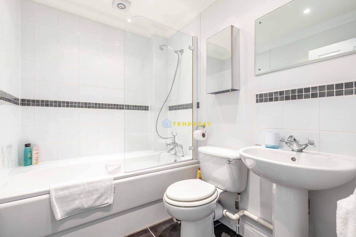 シャワー、ヘアドライヤー、シャンプー