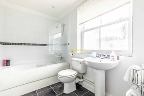 Douche, sèche-cheveux, shampoing