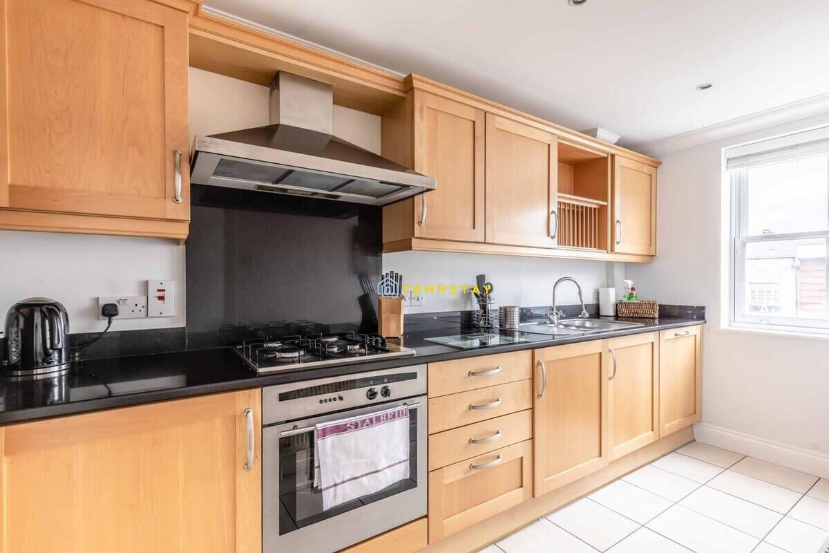 Fridge, oven, stovetop, dishwasher