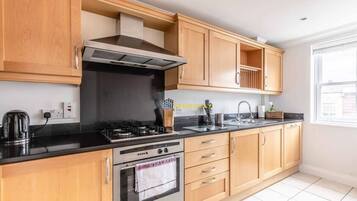 Fridge, oven, stovetop, dishwasher