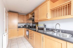 Jääkaappi, uuni, liesi, astianpesukone