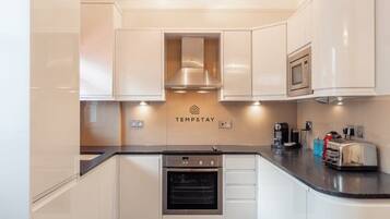 Fridge, oven, stovetop, cookware/dishes/utensils