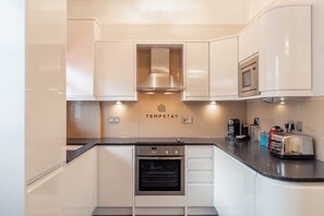 Réfrigérateur, four, plaque de cuisson