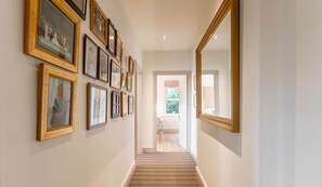 Interior - LUXURY HOME ❤ GATED PARKING, WALK 2 THE SIGHTS! (Windsor)