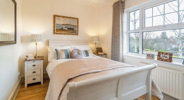 4 bedrooms, iron/ironing board, WiFi, bed sheets