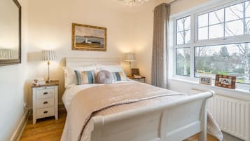 4 bedrooms, iron/ironing board, WiFi, bed sheets