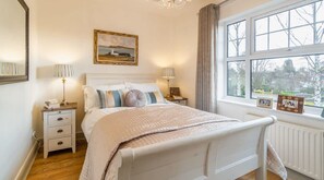 4 bedrooms, iron/ironing board, WiFi, bed sheets - LUXURY HOME ❤ GATED PARKING, WALK 2 THE SIGHTS! (Windsor)