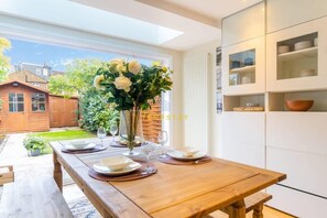Dining - Stylish 3 Bed Cottage- Walk to Sights By Tempstay (Windsor)