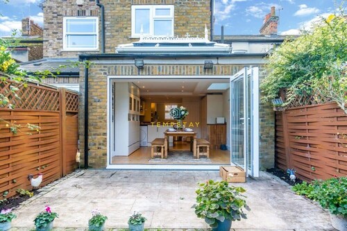 Stylish 3 Bed Cottage- Walk to Sights By Tempstay