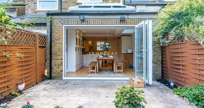 Stylish 3 Bed Cottage- Walk to Sights By Tempstay