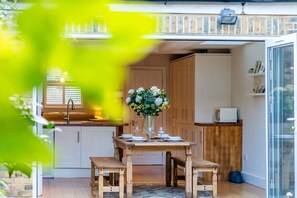 Outdoor dining - Stylish 3 Bed Cottage- Walk to Sights By Tempstay (Windsor)