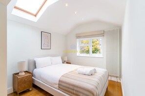 3 habitaciones, escritorio, tabla de planchar con plancha y wifi