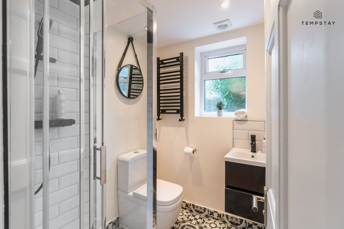 Badkar, hårtork och handdukar