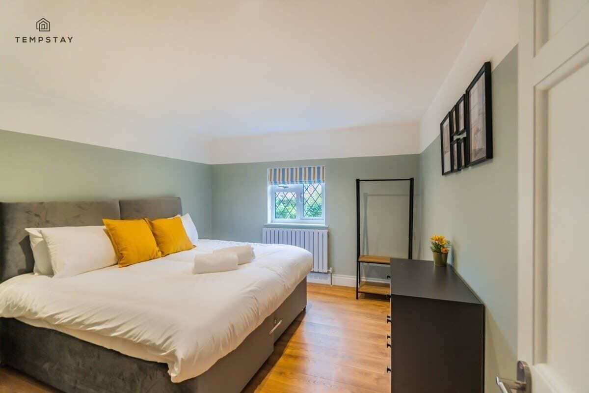 4 bedrooms, iron/ironing board, WiFi, bed sheets