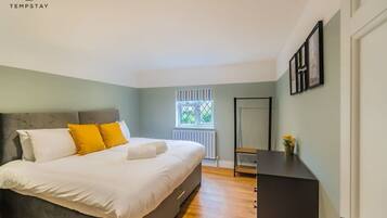 4 bedrooms, iron/ironing board, WiFi, bed sheets