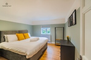 4 bedrooms, iron/ironing board, WiFi, bed sheets