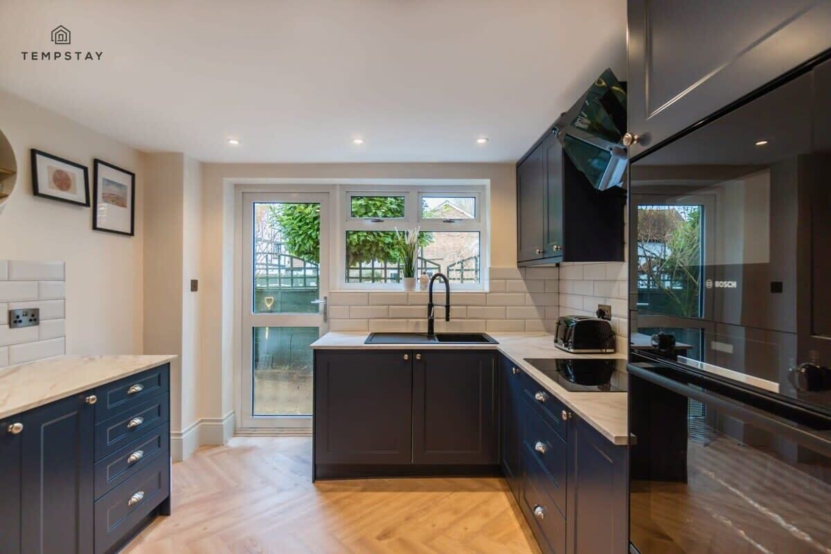 Kylskåp, mikrovågsugn, ugn och spishäll