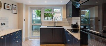 Modern Windsor 4 Bed Home W/ Parking - By Tempstay