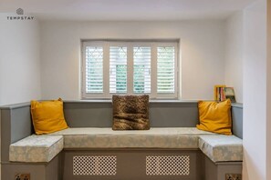 Interior - STYLISH HOME ❤ FREE PARKING - 10 MINS TO LEGOLAND! (Windsor)