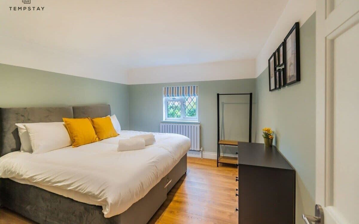 4 bedrooms, iron/ironing board, WiFi, bed sheets