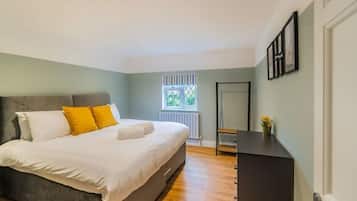 4 bedrooms, iron/ironing board, WiFi, bed sheets