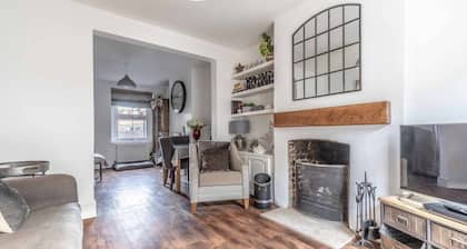 Stunning Victorian Cottage in Windsor By Tempstay