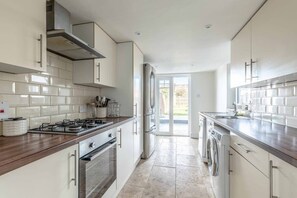 Fridge, microwave, oven, stovetop - Stunning Victorian Cottage in Windsor By Tempstay (Windsor)