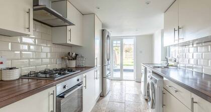 Stunning Victorian Cottage in Windsor