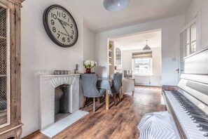 Interior - Stunning Victorian Cottage in Windsor By Tempstay (Windsor)