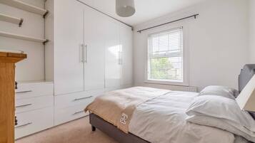 3 bedrooms, iron/ironing board, WiFi, bed sheets