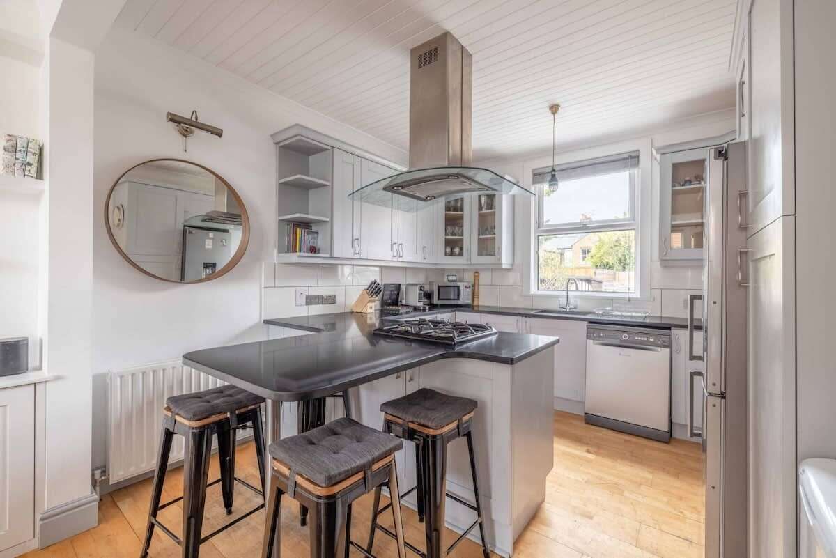 Refrigerador, horno, lavavajillas y utensilios de cocina 