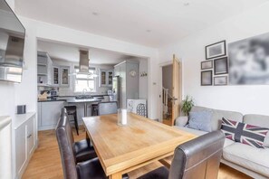 Interior - Cosy 3 Bed With Private Garden By Tempstay (Windsor)
