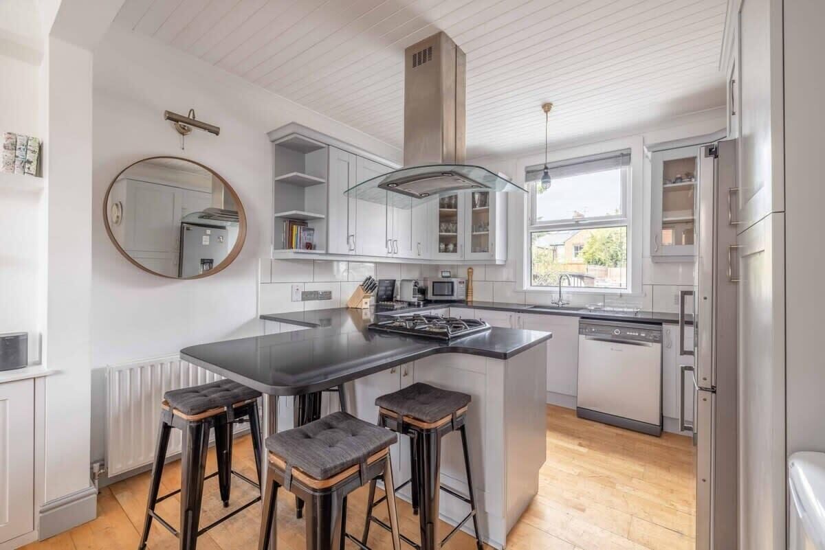 Refrigerador, horno, lavavajillas y utensilios de cocina 