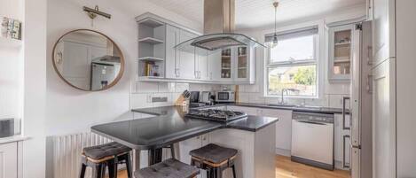 Fridge, oven, dishwasher, cookware/dishes/utensils